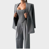 Каролина – Мощен Триделен Костюм