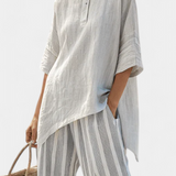 Комплект Дейзи с асиметрична блуза и райе панталони за модерен и елегантен стил